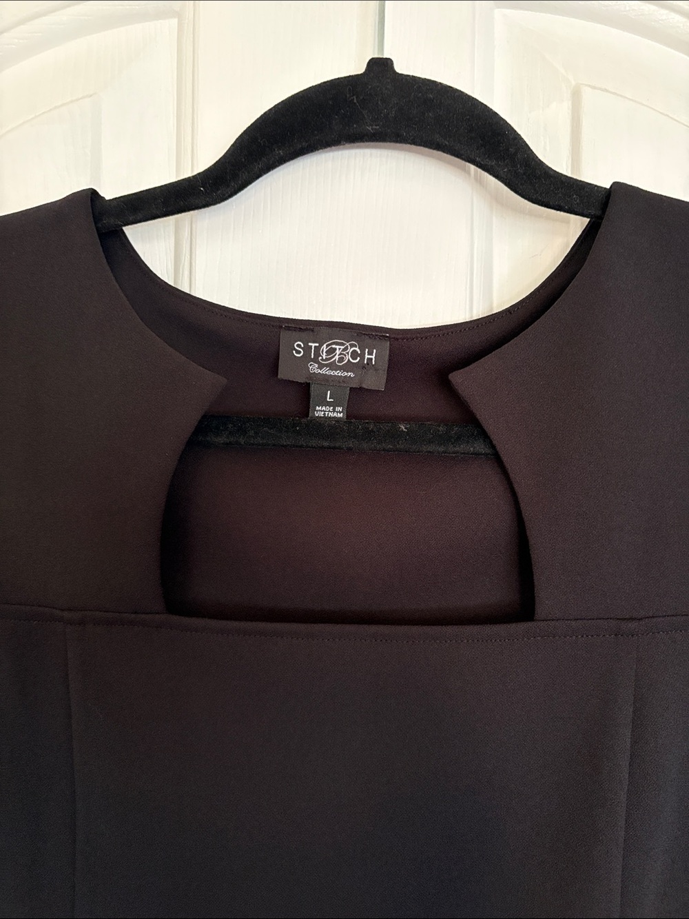 Black Keyhole Neck Shell - Picture 2 of 6